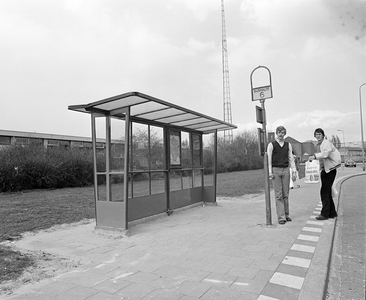 857572 Gezicht op de abri bij de bushalte van lijn 6 aan het Adriaan van Bergenplein te Utrecht.